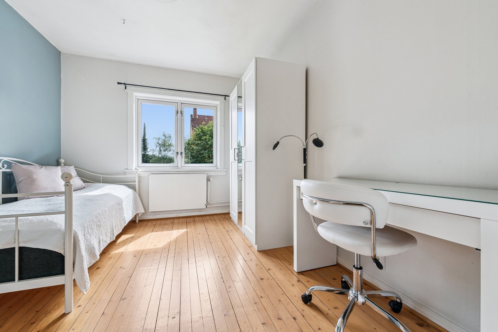 Boligen har to gode soverom, begge med garderobeskap. Galleribilde