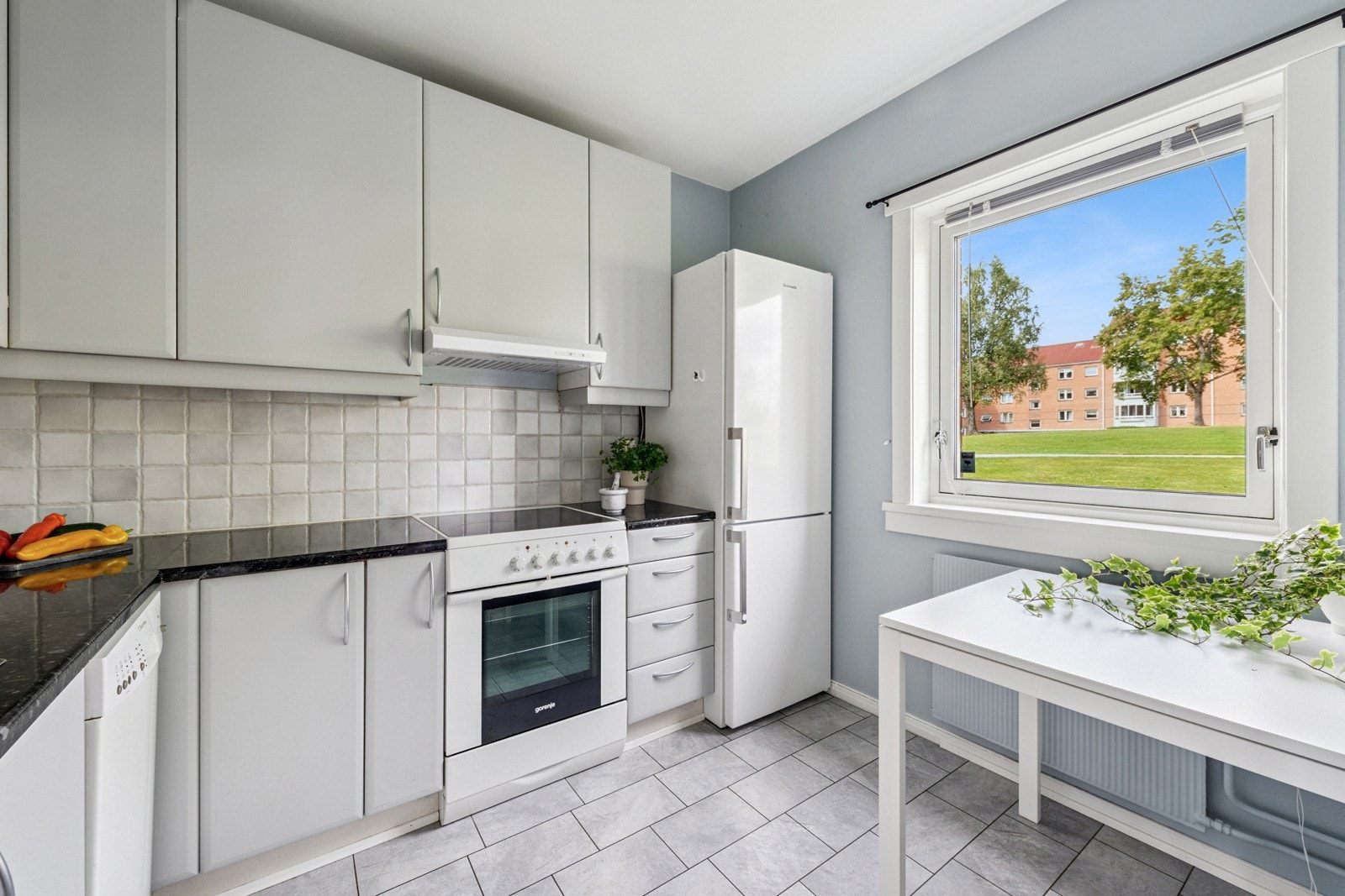 Separat kjøkken med innredning fra IKEA med god skap- og benkeplass. Galleribilde