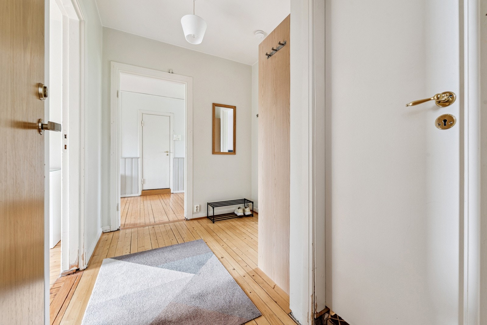Åpen og innbydende entre med garderobeskap. Galleribilde