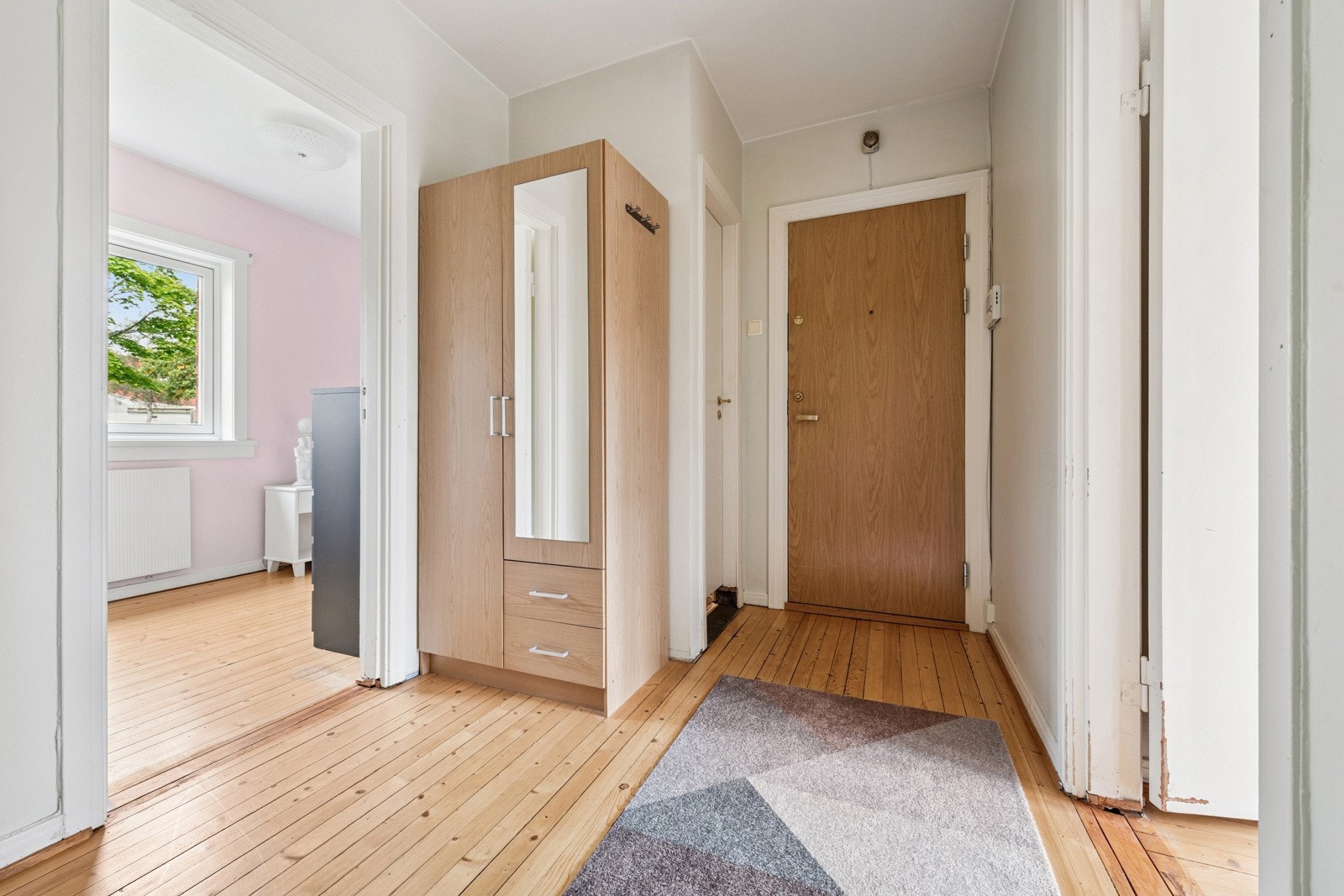 Lys og romslig entré av god størrelse med dørcalling med skjerm Galleribilde