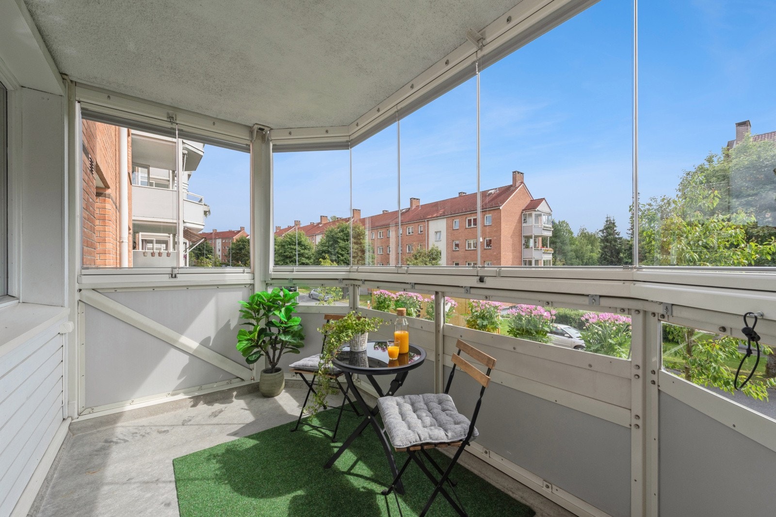 Fra stuen er det utgang til en flott sydøstvendt innglasset balkong på 7m² med betonggulv, belysning, strømuttak og plissègardiner som solskjerming. Galleribilde