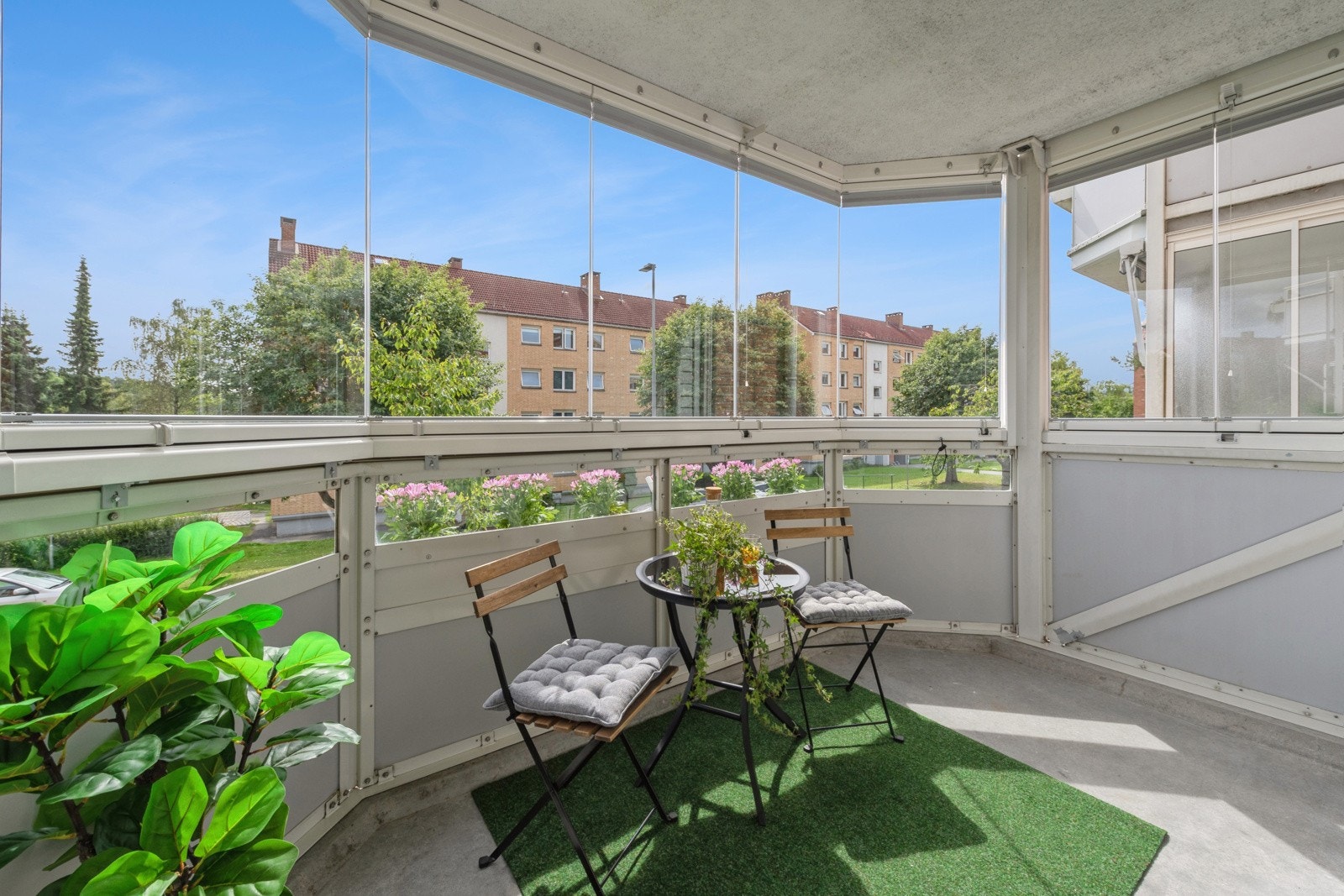 Romslig balkong med innglassing fra 2023 og med god plass til utemøbler, grill mm. Galleribilde