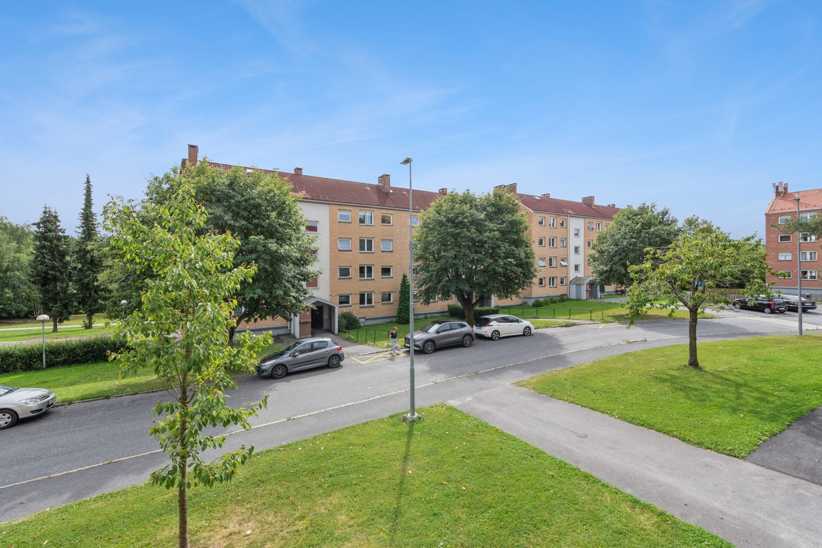 Boligen vender ut mot rolig gate. Galleribilde