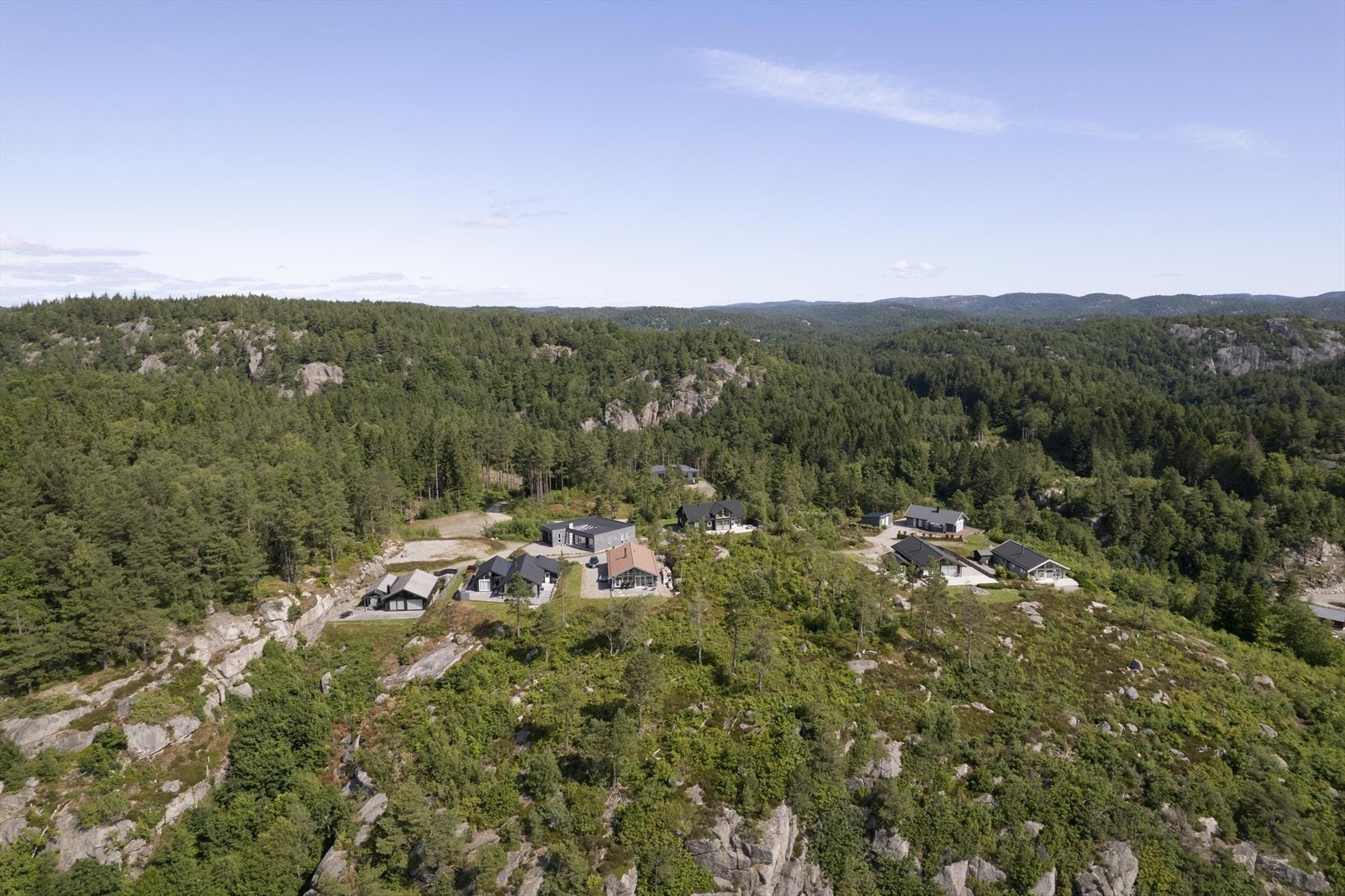 Hyttefeltet ligger en kort kjøretur eller sykkeltur, ca. 7 km, fra Mandal sentrum Galleribilde