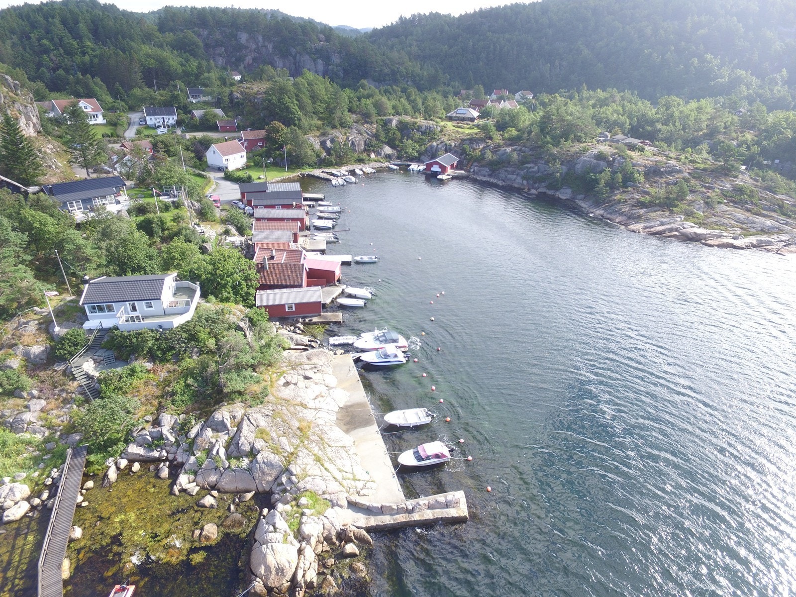 I Sjøbodvik er det offentlig brygge og et miljø med private båthus og båtplasser. Galleribilde