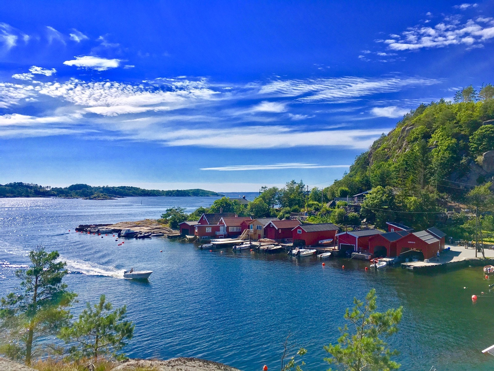 Flott skjærgård med øya Hille som nærmeste større øy. Galleribilde