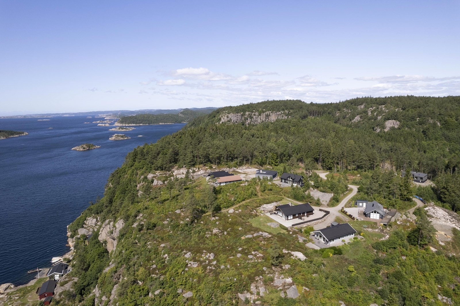 Sjøbodvikåsen hyttefelt ligger naturskjønt og solrikt til i åsen bak Sjøbodvik. Galleribilde