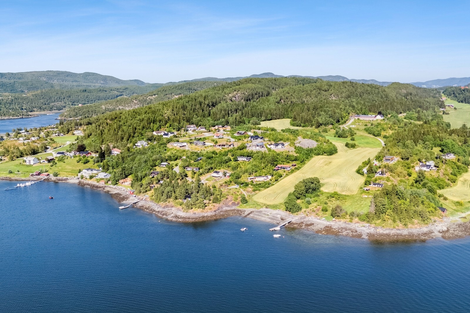 Her har man alt klargjort for å bygge seg en drømmehytte ved sjøen. Det er vei fram til hytta, og det er lagt både vann, avløp og strøm i feltet som gir mulighet for alle fasiliteter. Galleribilde