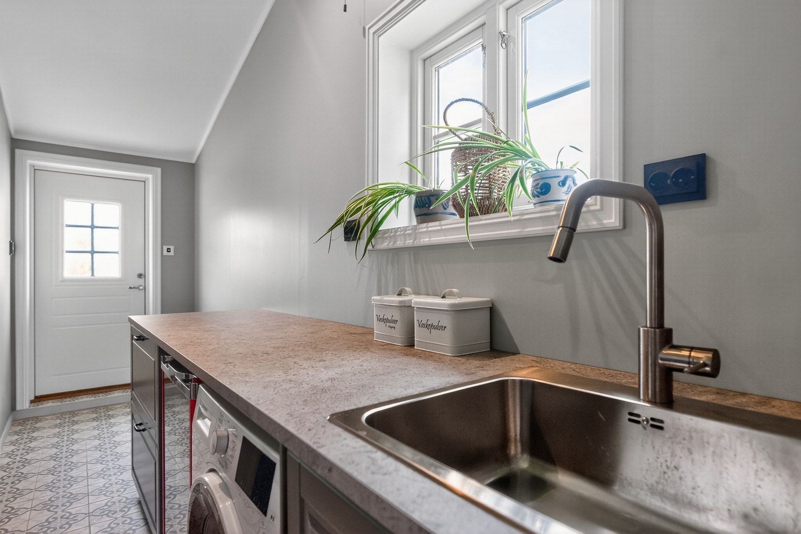 Separat vaskerom/grovkjøkken med egen praktisk utgang Galleribilde