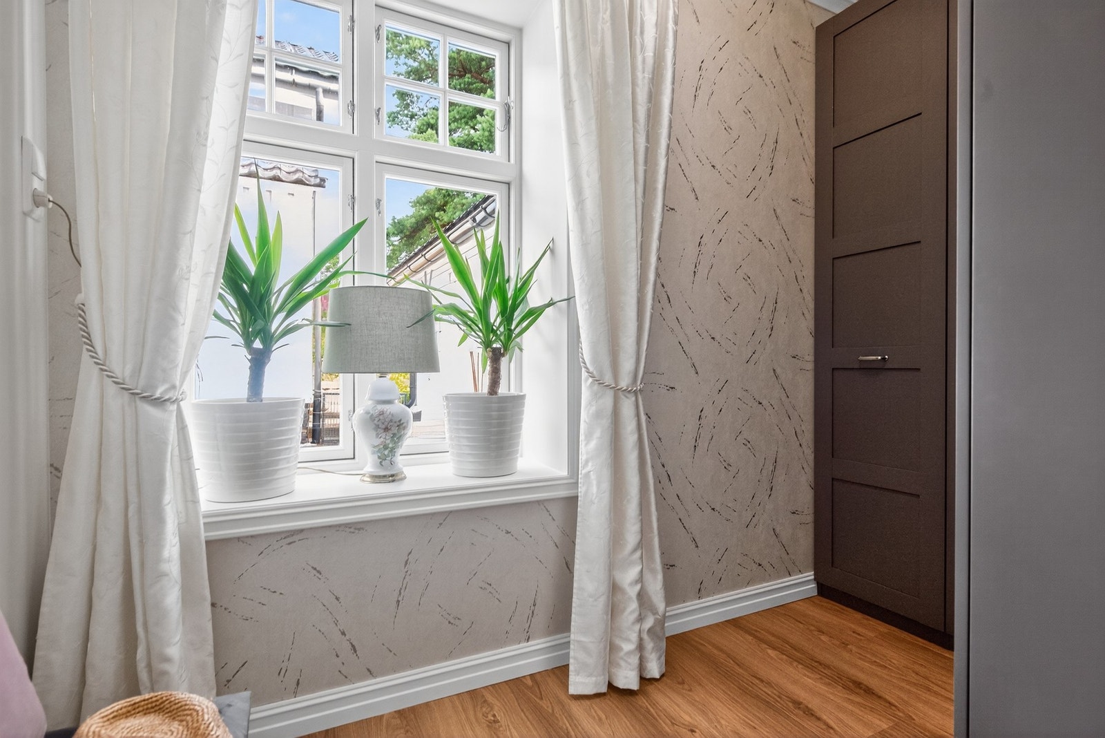 Nyinnredet walkin-garderobe i 1. etasje i tilknytning til stor hall Galleribilde