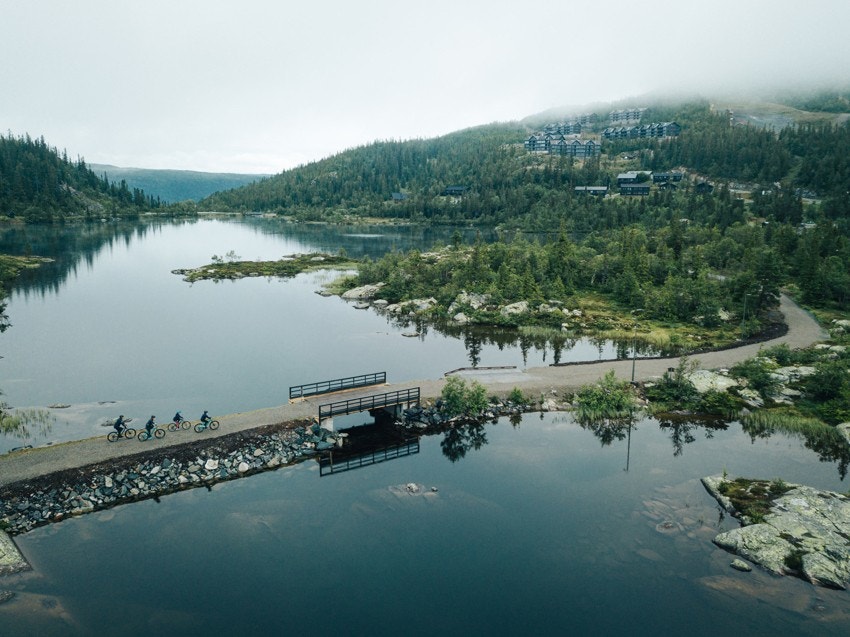 Langrenn og tur - flotte gang- og sykkelstier rundt Kvitåvatn ved Gaustatoppen som fører videre opp på høyfjellet Galleribilde