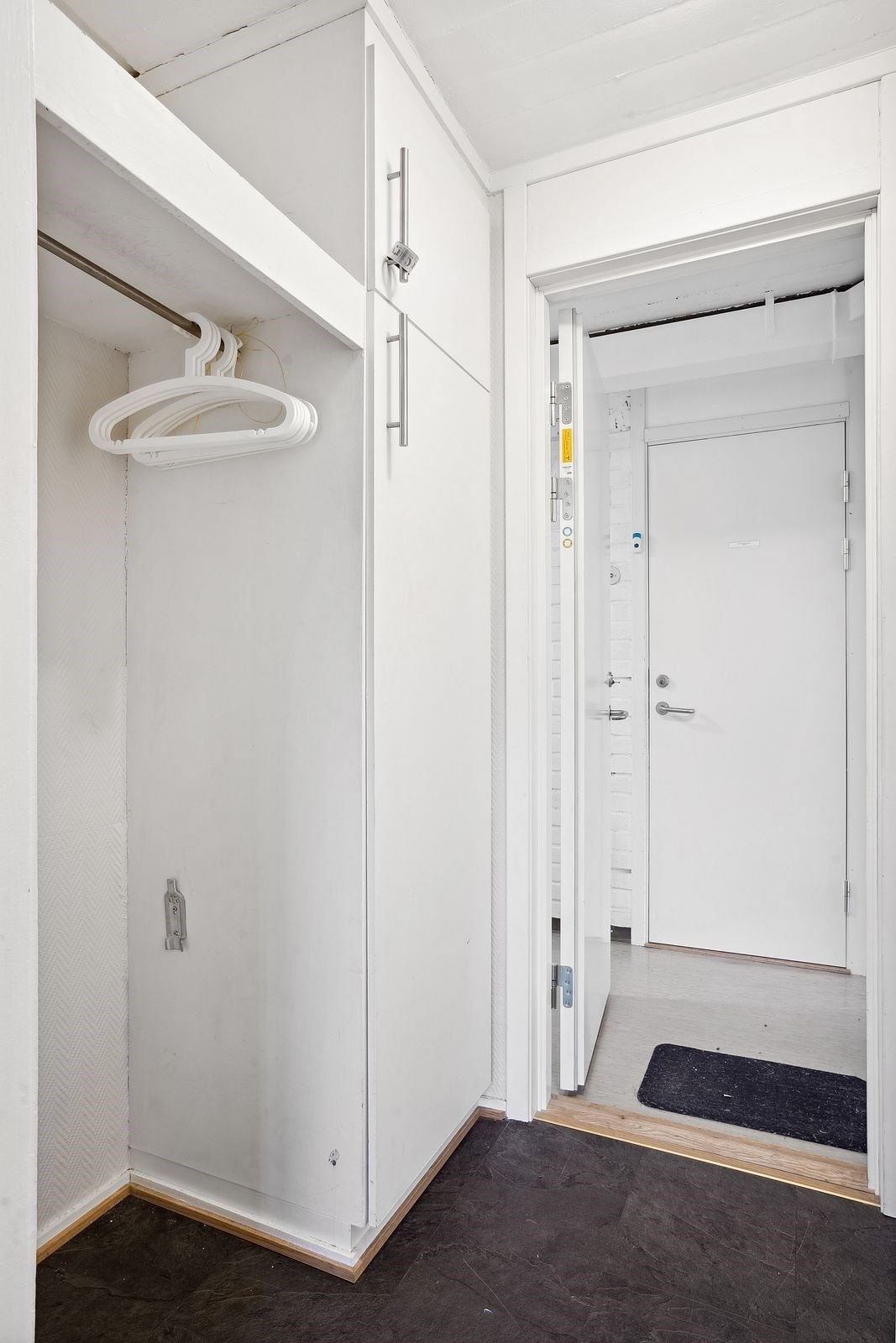 Velkommen inn! Her har man tilgang til en praktisk garderobe. Galleribilde