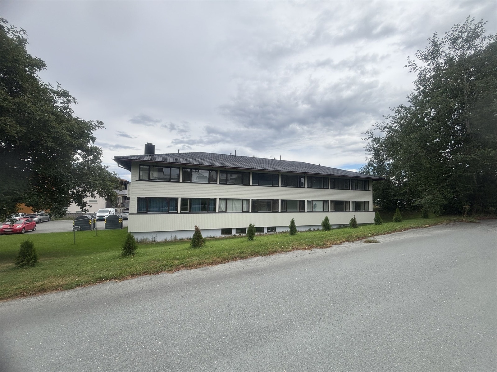 Barnevennlig og frodig bomiljø - her finner du både lekeplass, felles vaskeri og fine grøntområder å nyte. Galleribilde