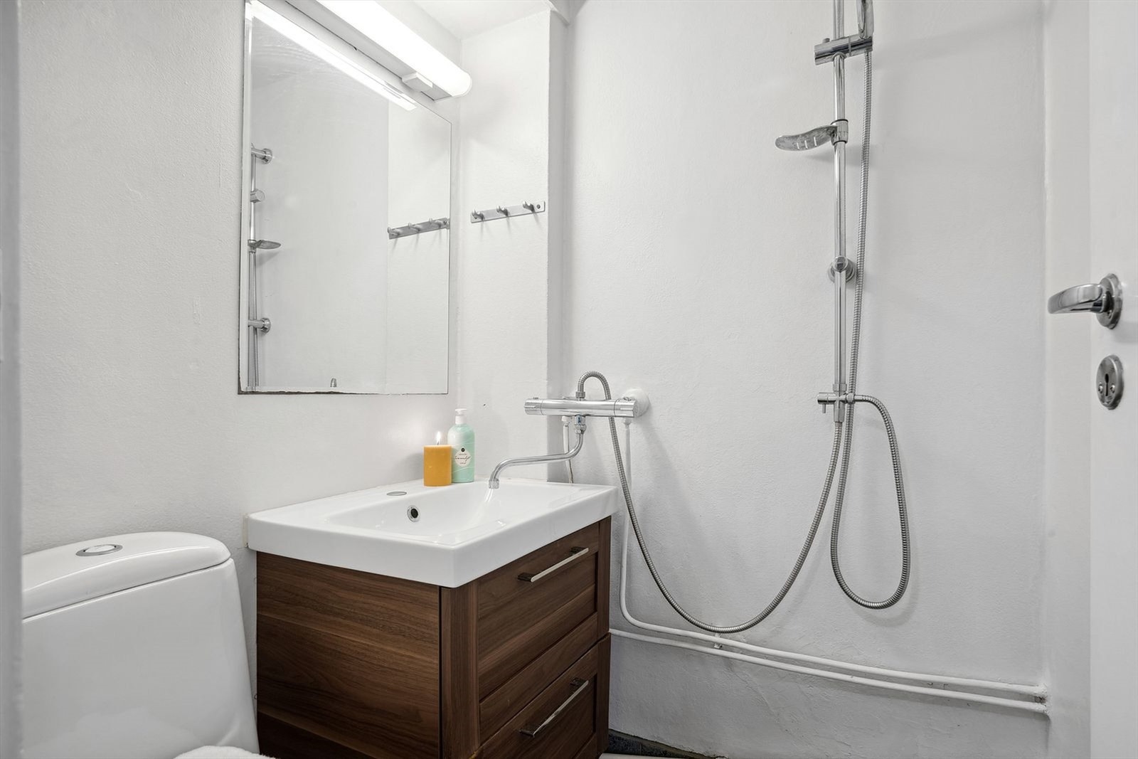 Smart og arealeffektivt bad med flislagt gulv. Galleribilde