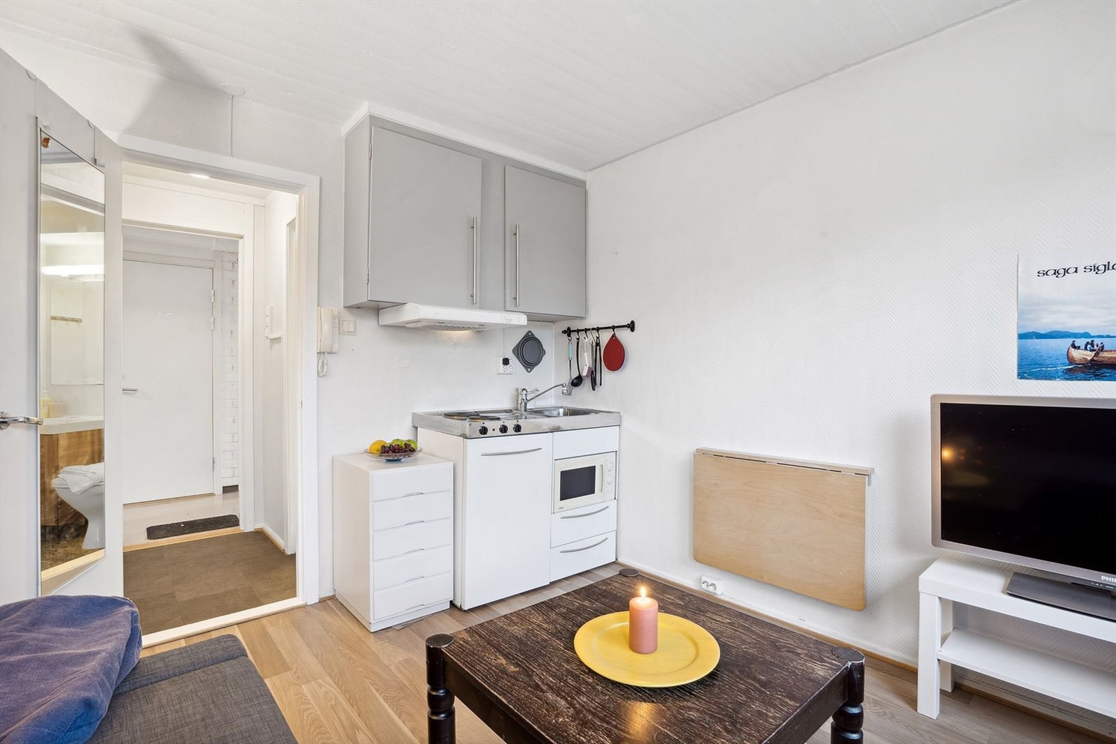 Leiligheten ligger i 1. etasje og inneholder gang, bad, kjøkken/stue/soverom. Galleribilde