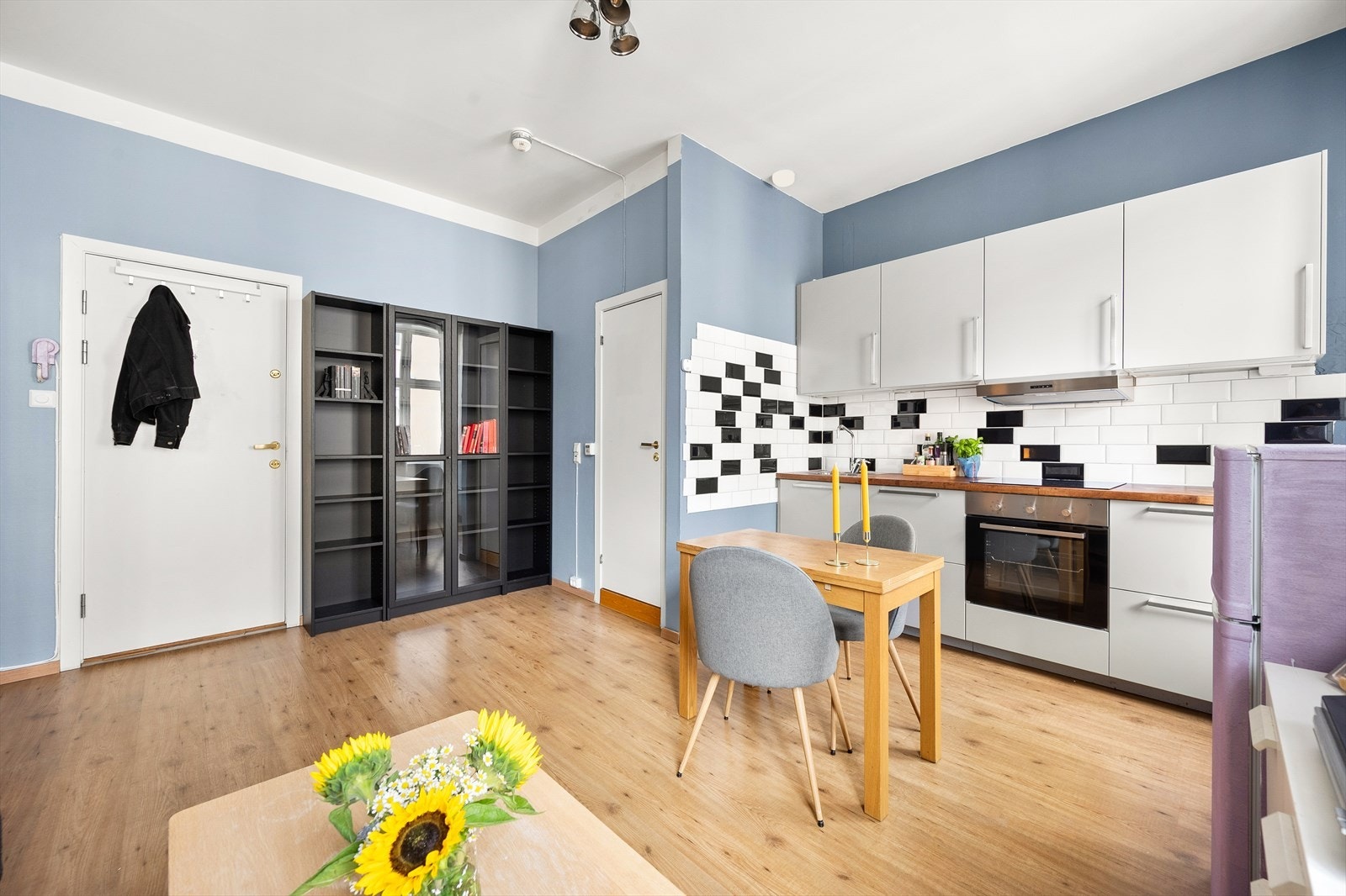 Videre er det plass til et mindre spisebord. Galleribilde