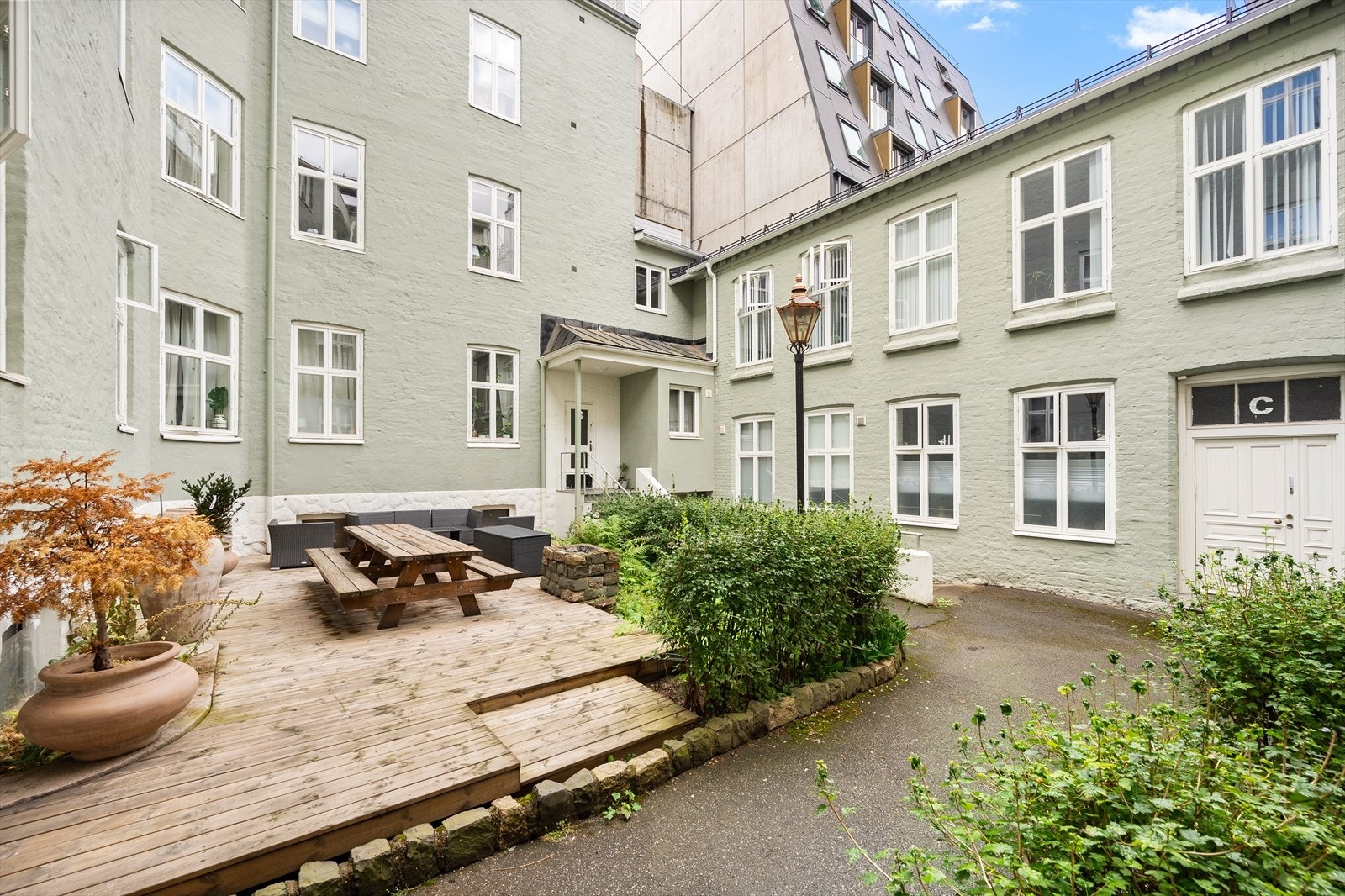 Veldrevet borettslag med fin bakgård. Her arrangeres det sosiale sammenkomster som sommerfest og julegrantenning. Galleribilde