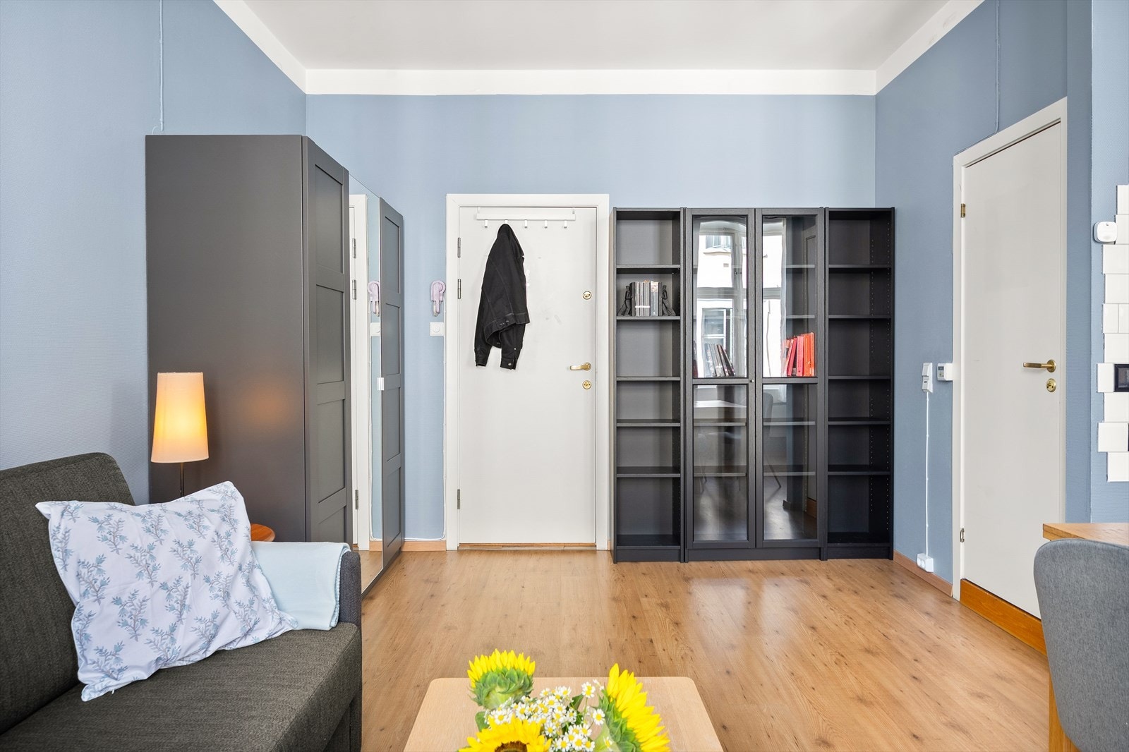 Ved inngangspartiet er det garderobeskap med plass til oppbevaring av sko og yttertøy. Galleribilde