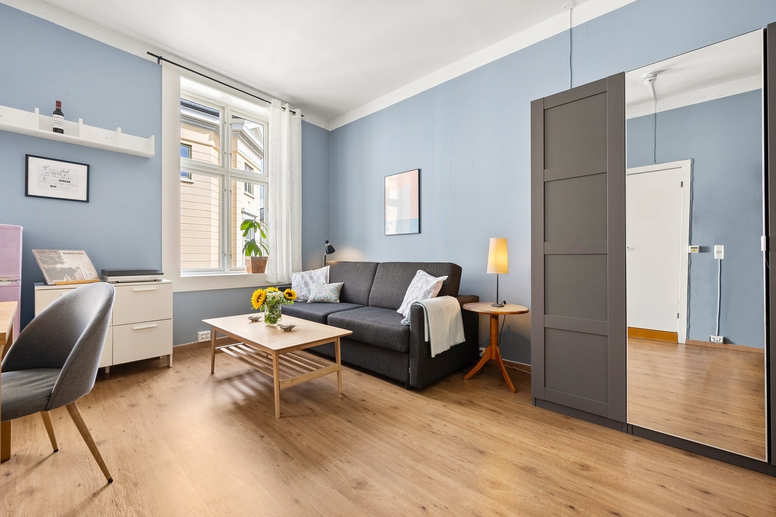 Boligen ligger i 3. etasje og byr på moderne kjøkken med plass til spisebord, sosial stue med flotte og store vindusflater og et flislagt bad. Galleribilde