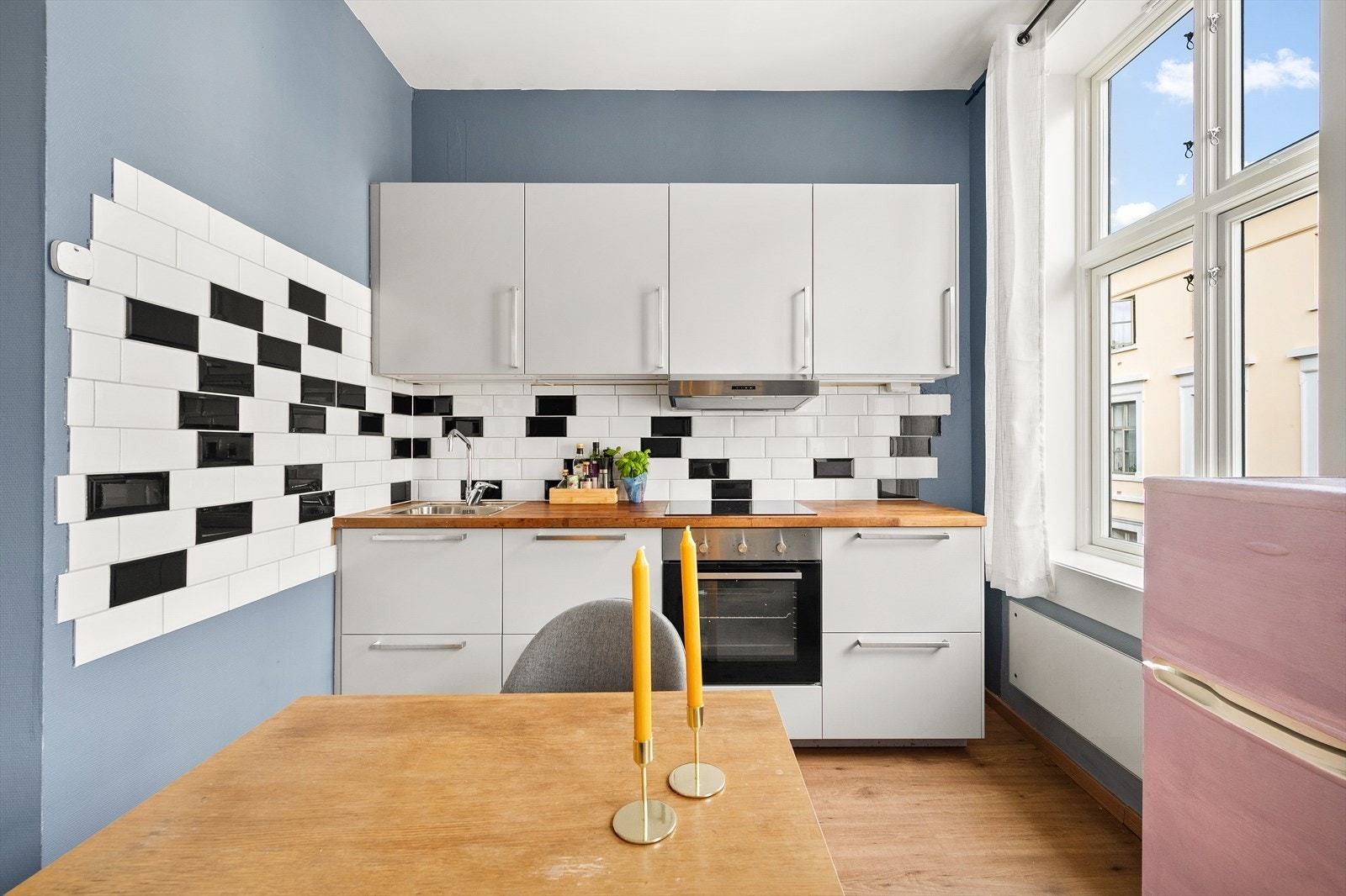 Det er integrerte hvitevarer med platetopp og stekeovn, samt frittstående kjøleskap. Ventilator over kokesonen. Det er fint med lagringsplass på kjøkkenet med både skuffer og skap. Galleribilde