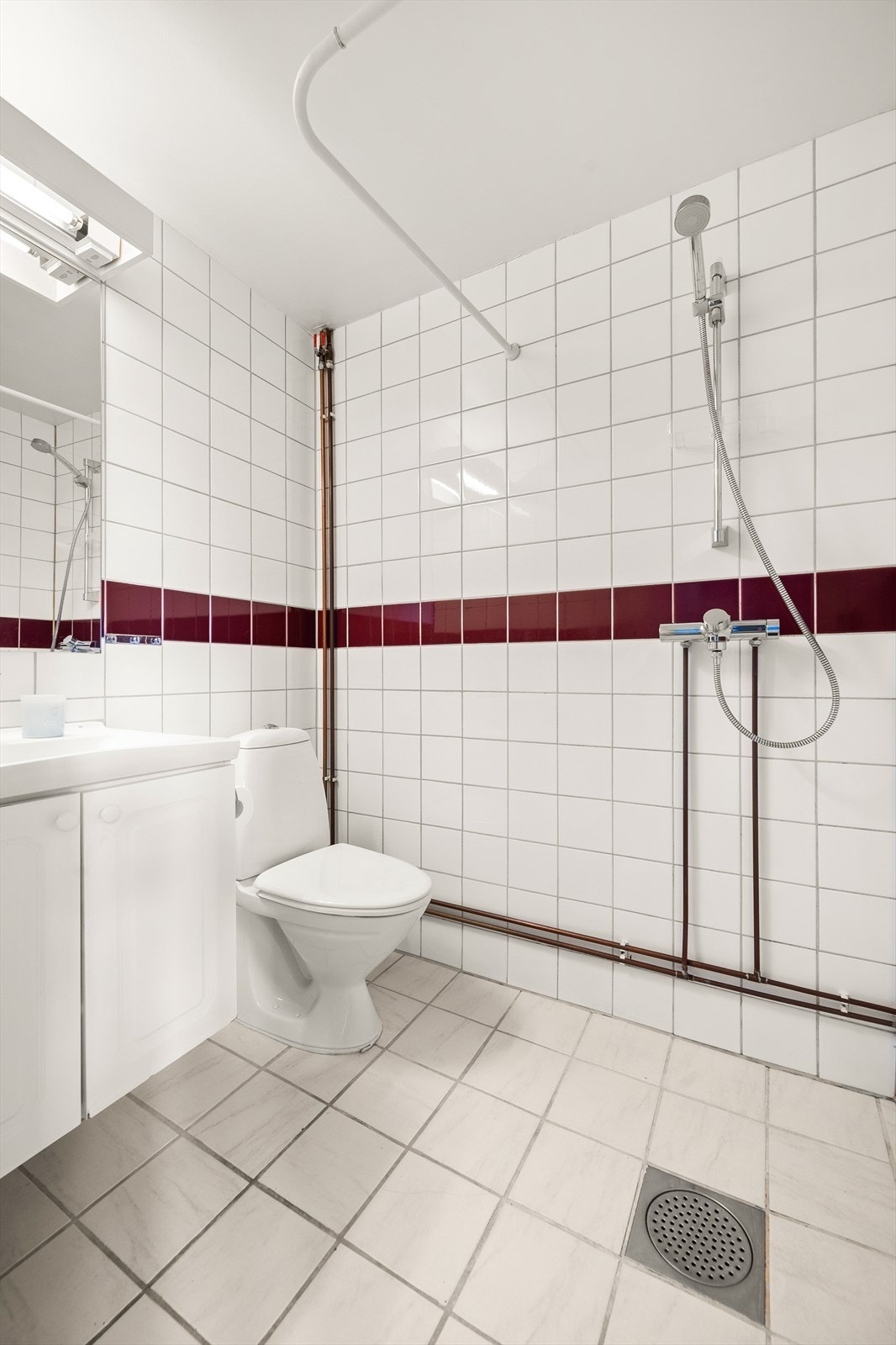 Bad med flislagte overflater og behagelig gulvvarme. Galleribilde