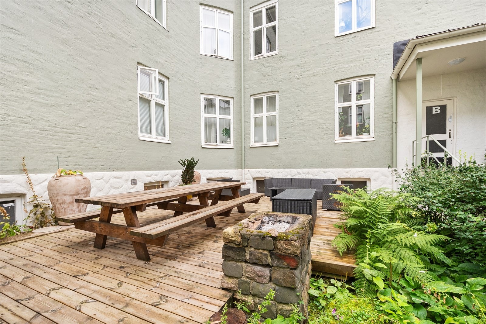 Hyggelig bakgård med sittegruppe og beplantning. Galleribilde