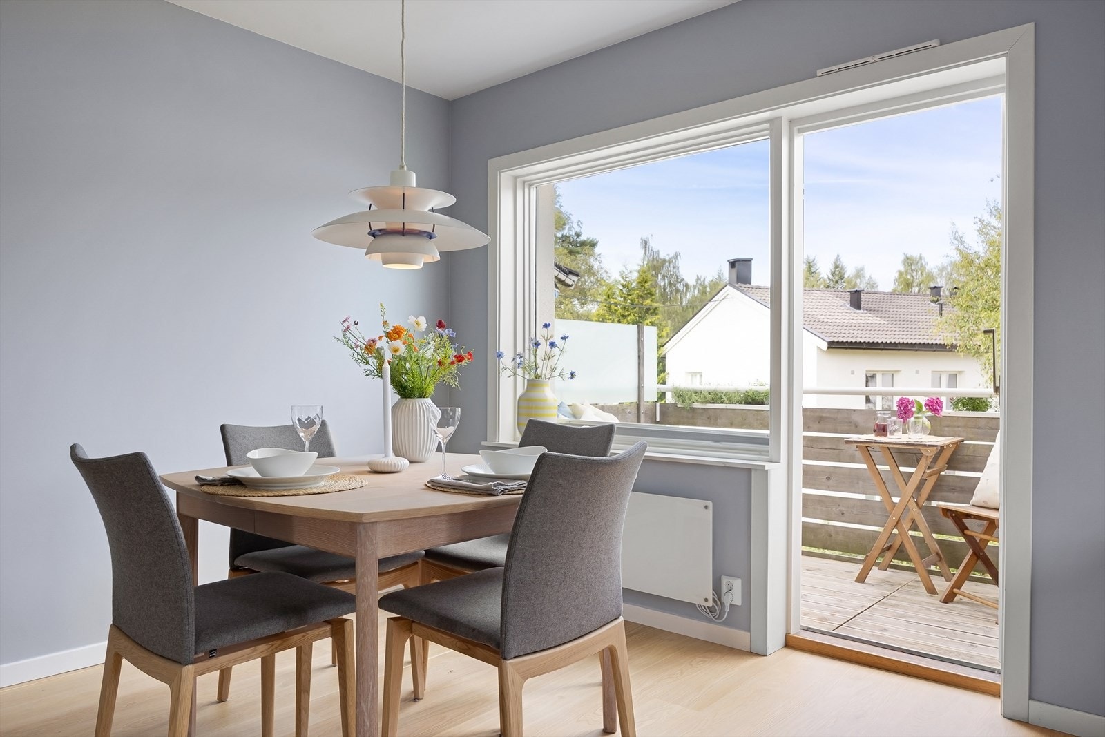 Fra stuen har du utgang til den solrike vestvendte balkongen. Galleribilde