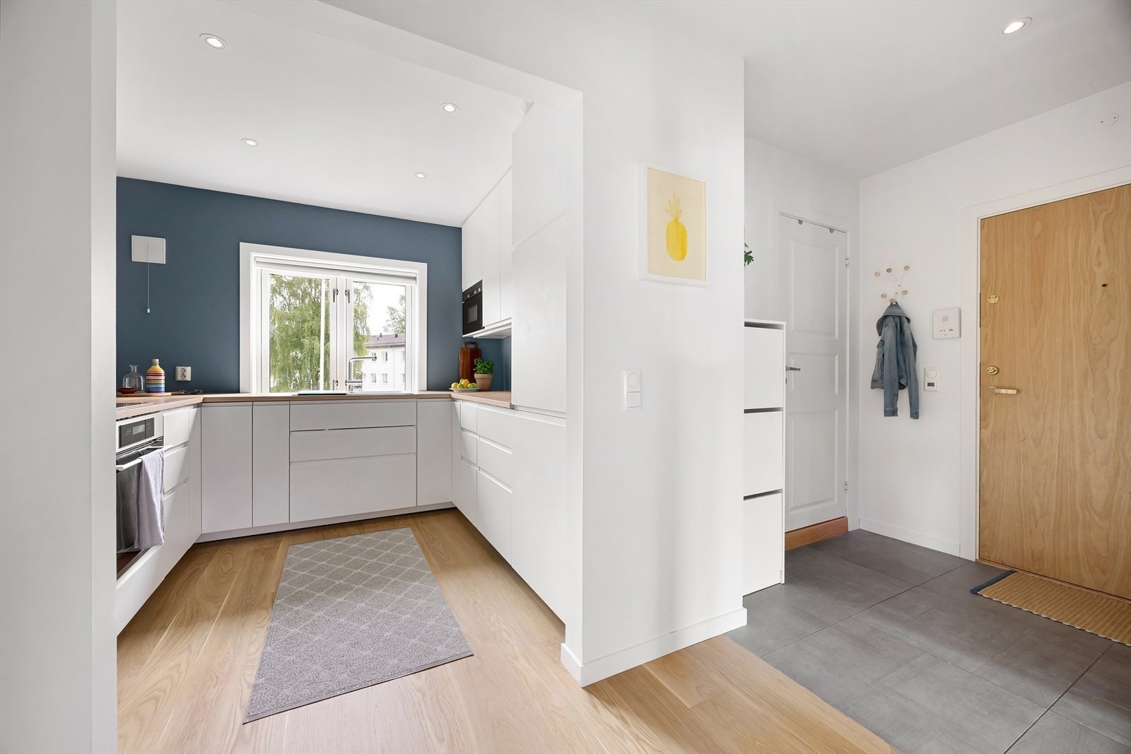 Inngangspartiet er flislagt og har varmekabler. Perfekt på vinterstiden. Galleribilde
