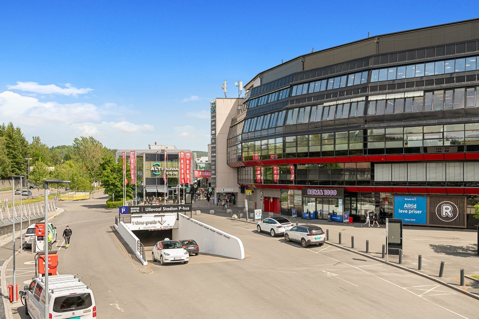 Ullevål stadion er kun en kort spasertur unna. Her finner du flere matbutikker, vinmonopol, kafeer og treningssenter. I tillegg er det kort vei til Tåsen senteret med dagligvarehandel. Galleribilde