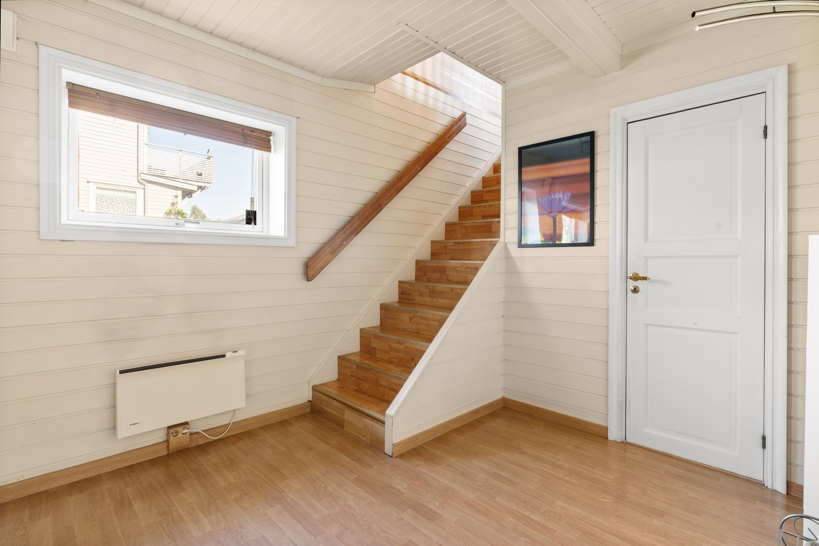 Trappa tar deg opp i 2.Etasje og loftsetasjen.