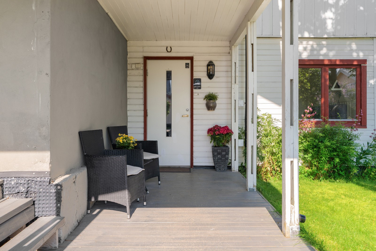 Overbygd inngangsparti med terrasse.