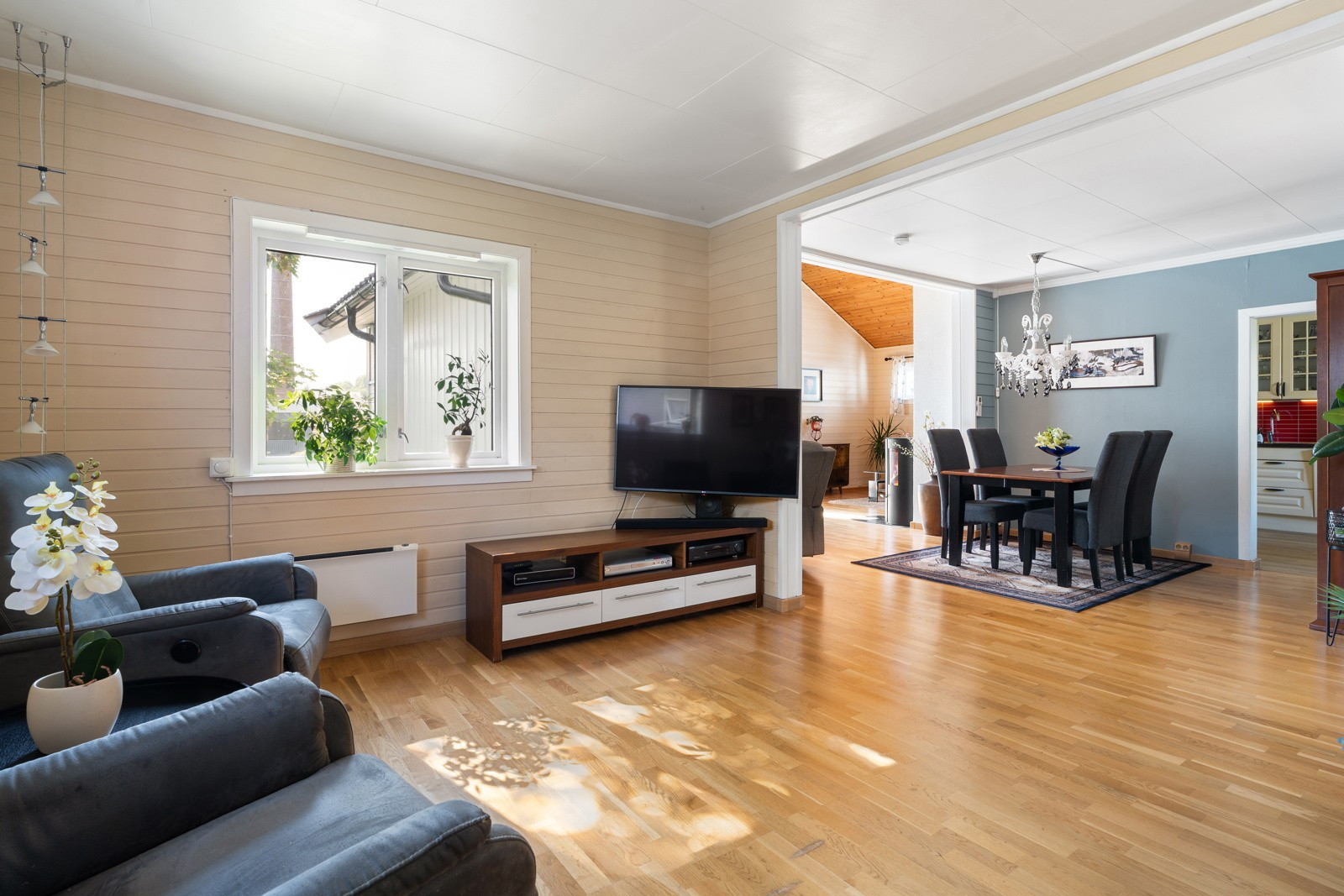 Plass til spisebord i stua - Inviter venner og familie på et herlig måltid!