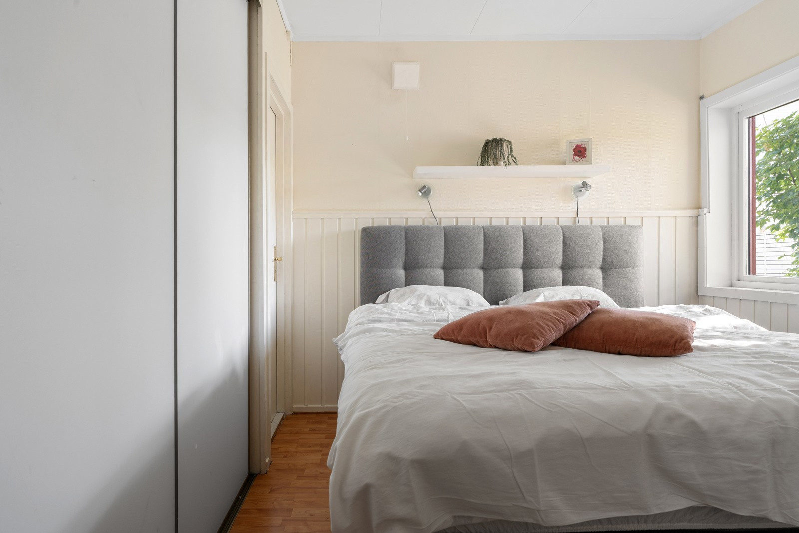 Praktisk skyvedørsgarderobe gir deg rikelig med oppbevaringsplass.