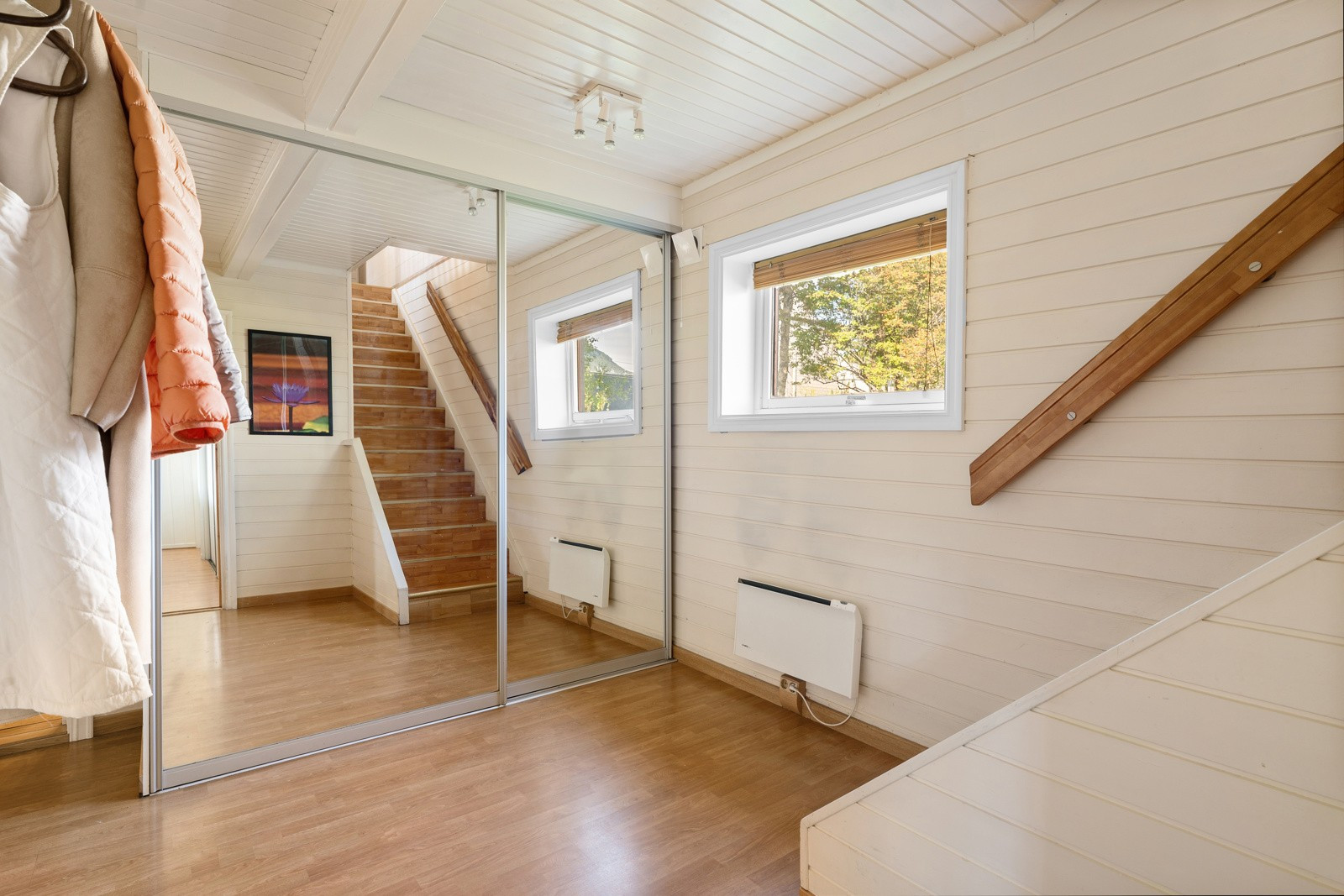 Montert skyvedørsgarderobe for praktisk og effektiv klesoppbevaring.