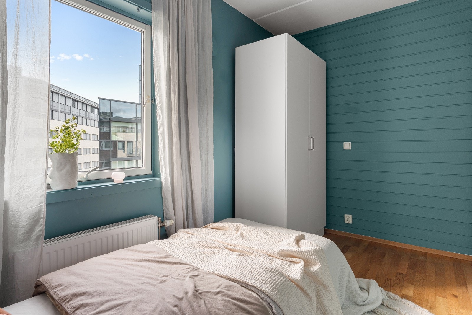 Rommet egner seg like godt som barnerom, gjesterom eller hjemmekontor - alt etter behov Galleribilde