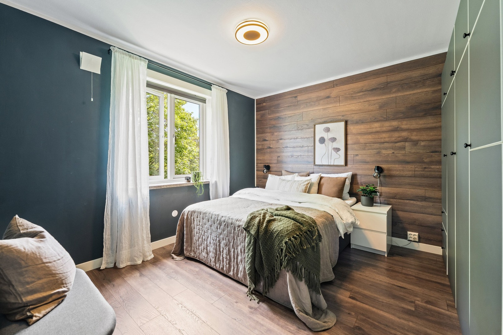 Hovedsoverommet er romslig og rolig, med stilrent uttrykk og plass til både dobbeltseng og nattbord. Galleribilde