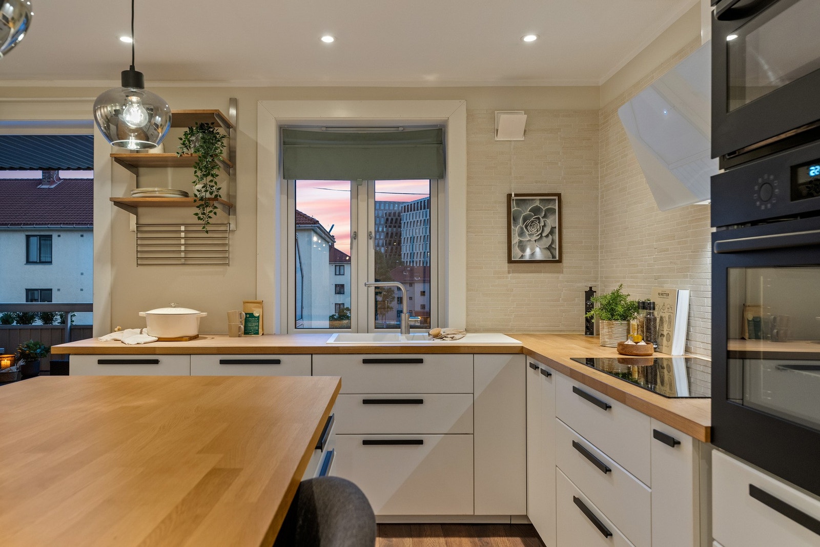 Den brede heltrebenken gir god plass til både servering og småprat. Galleribilde