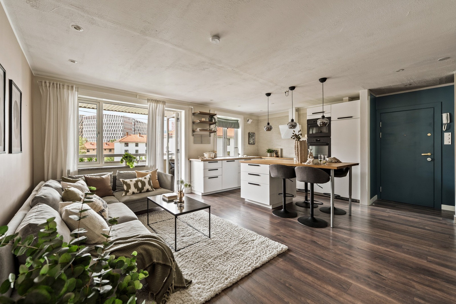 Svært god romfølelse i stue og kjøkken. Galleribilde