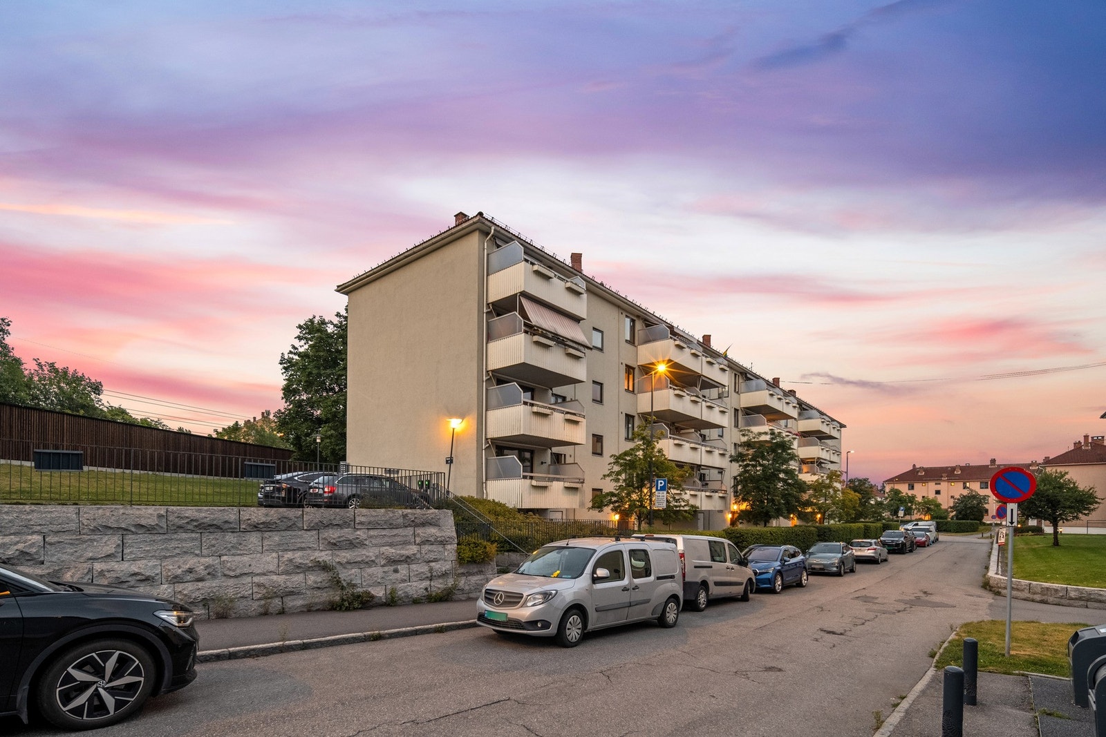 Bygget fremstår rolig og velholdt. Galleribilde