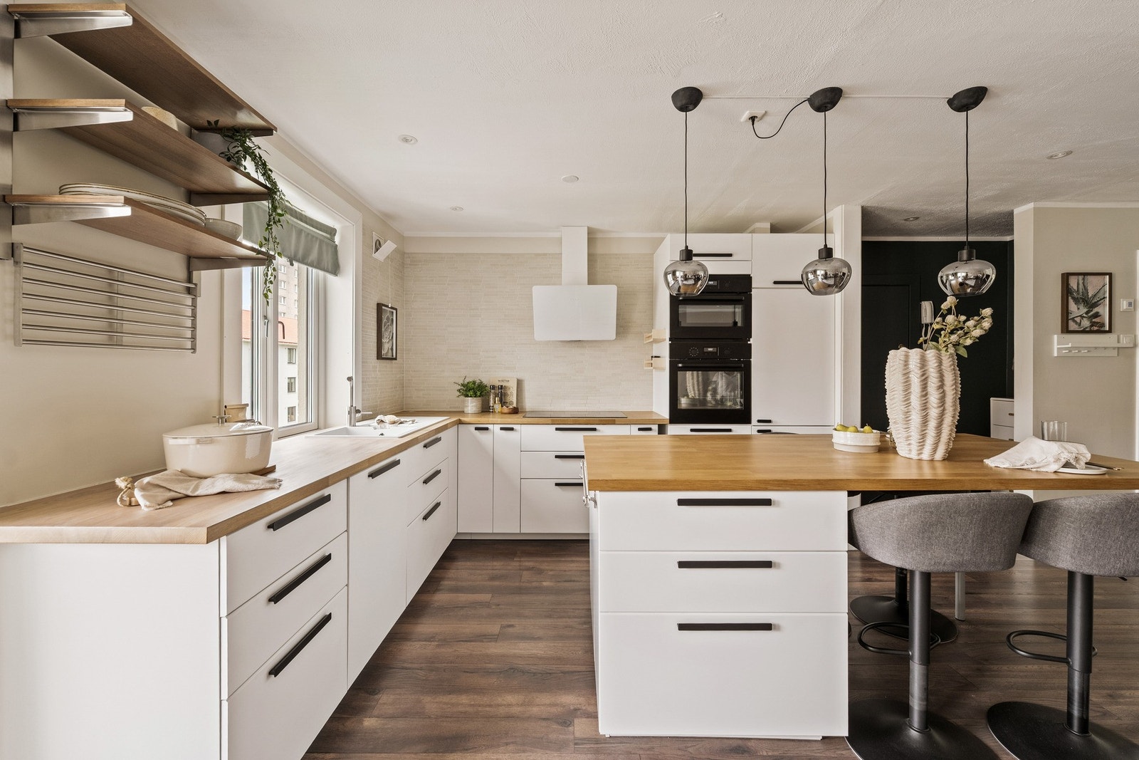 Stilrent kjøkken fra 2020 med heltre benkeplater. Galleribilde