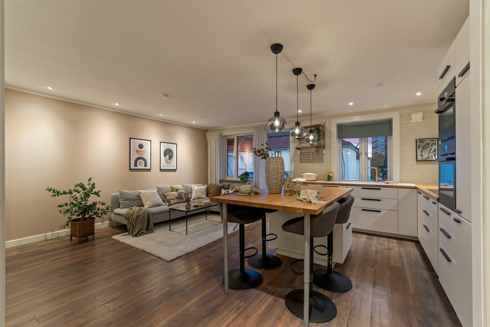 Kvelden senker seg, og boligen skifter karakter - fra lys og luftig til varm og innbydende. Galleribilde