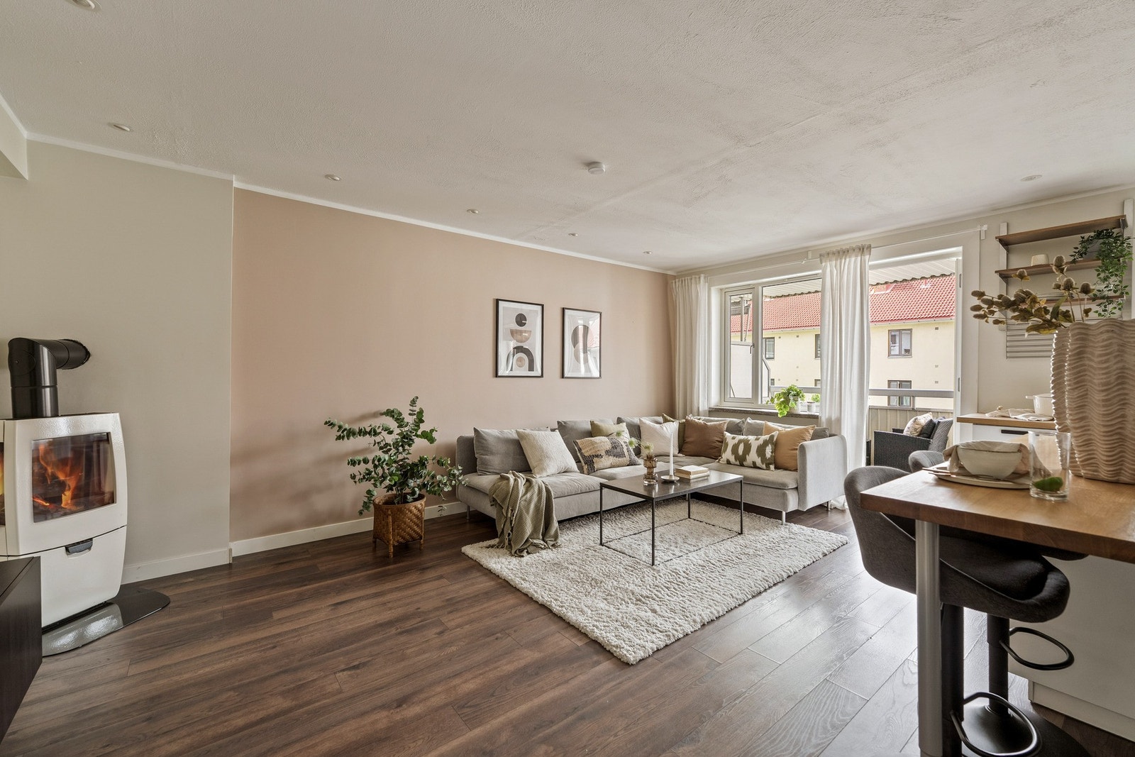 Stuen har en lun og rolig atmosfære med nøytrale farger og dagslys fra vestvendte vinduer. Galleribilde