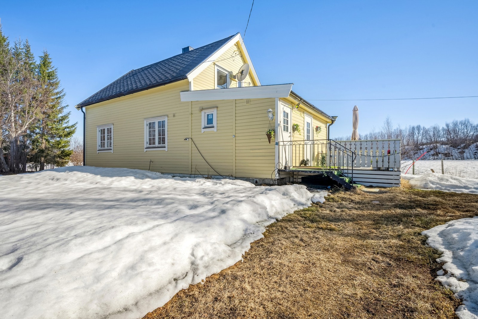 Velkommen til Mikkelsnesveien 62 - Eldre enebolig over 2 plan. Foto: EFKT. Galleribilde