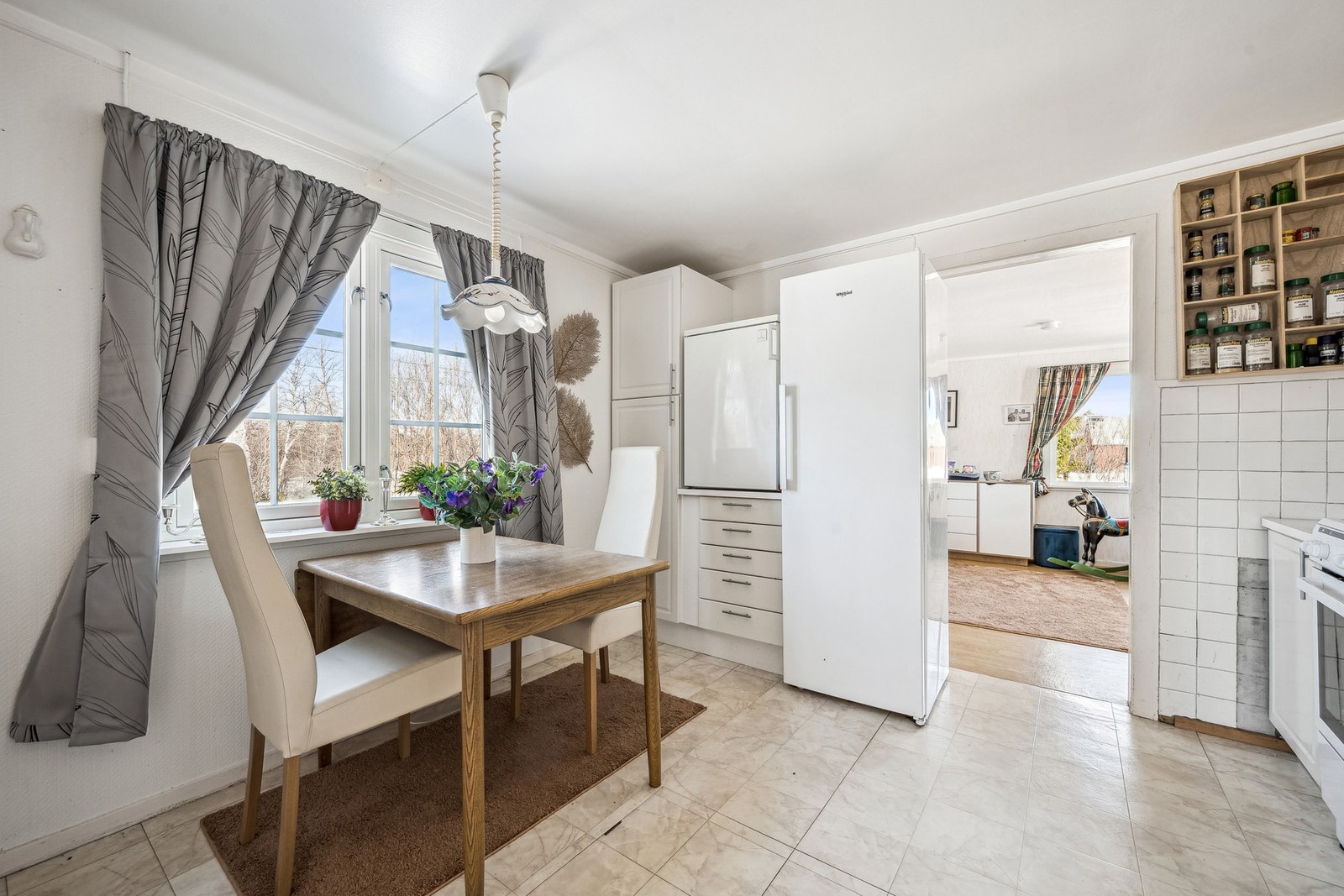 På kjøkkenet er det plass for spisebord Galleribilde