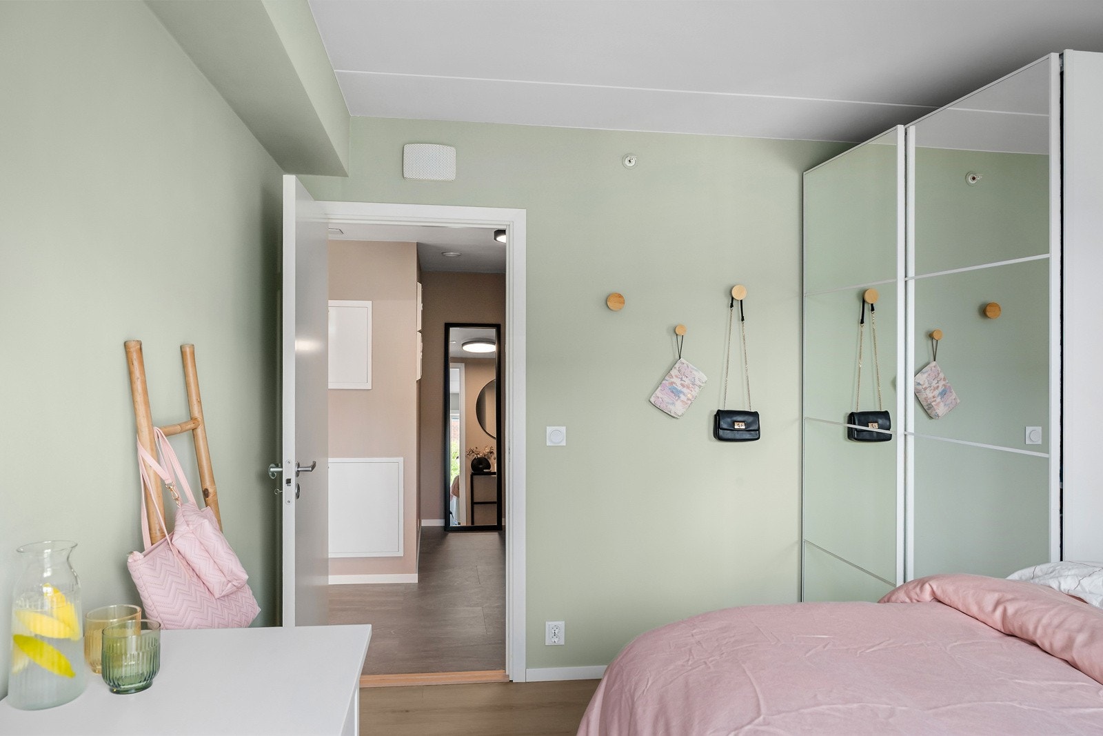 Skyvedørsgarderobe med speilfronter er montert. Galleribilde