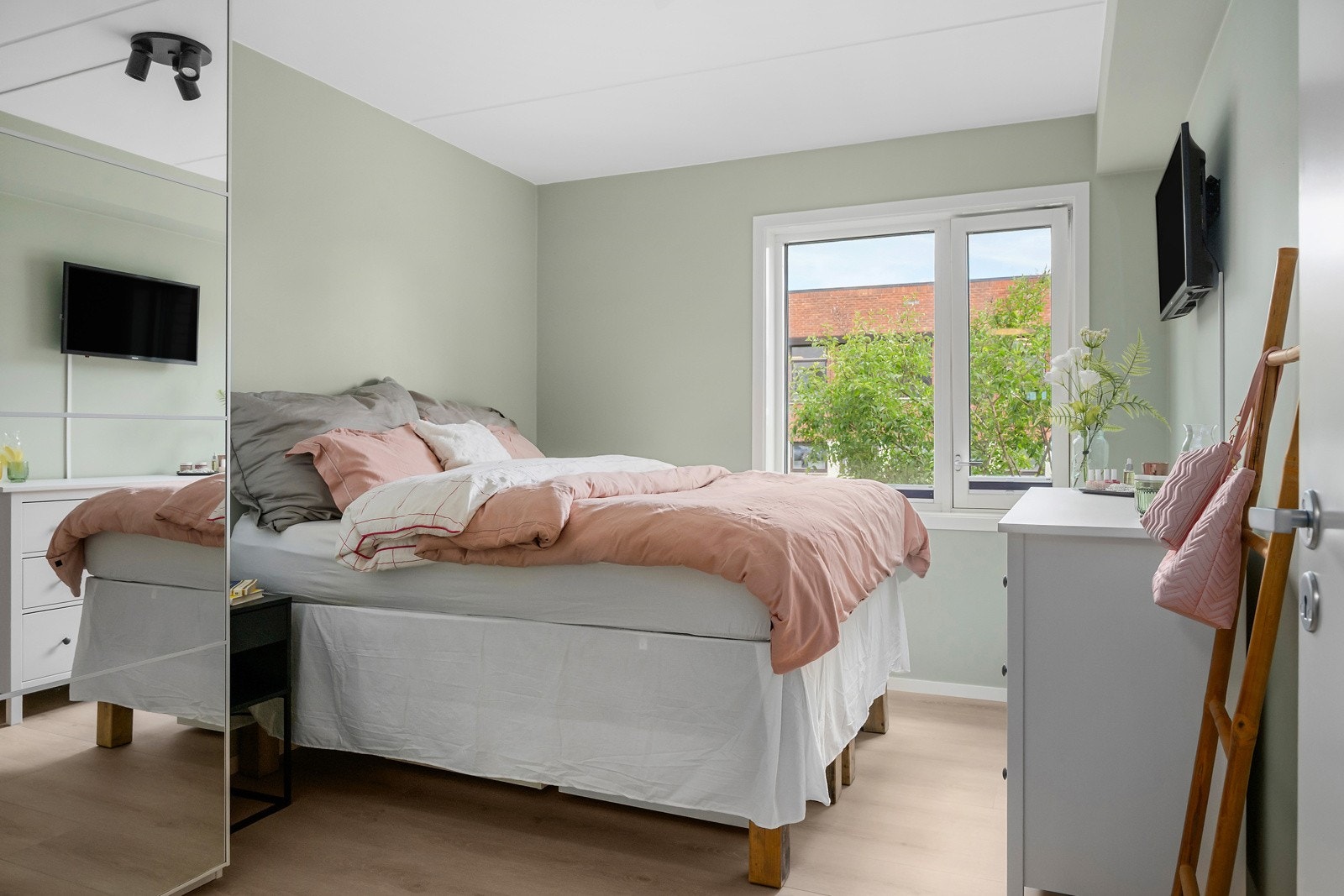 Lyst og hyggelig soverom med plass til dobbeltseng. Galleribilde