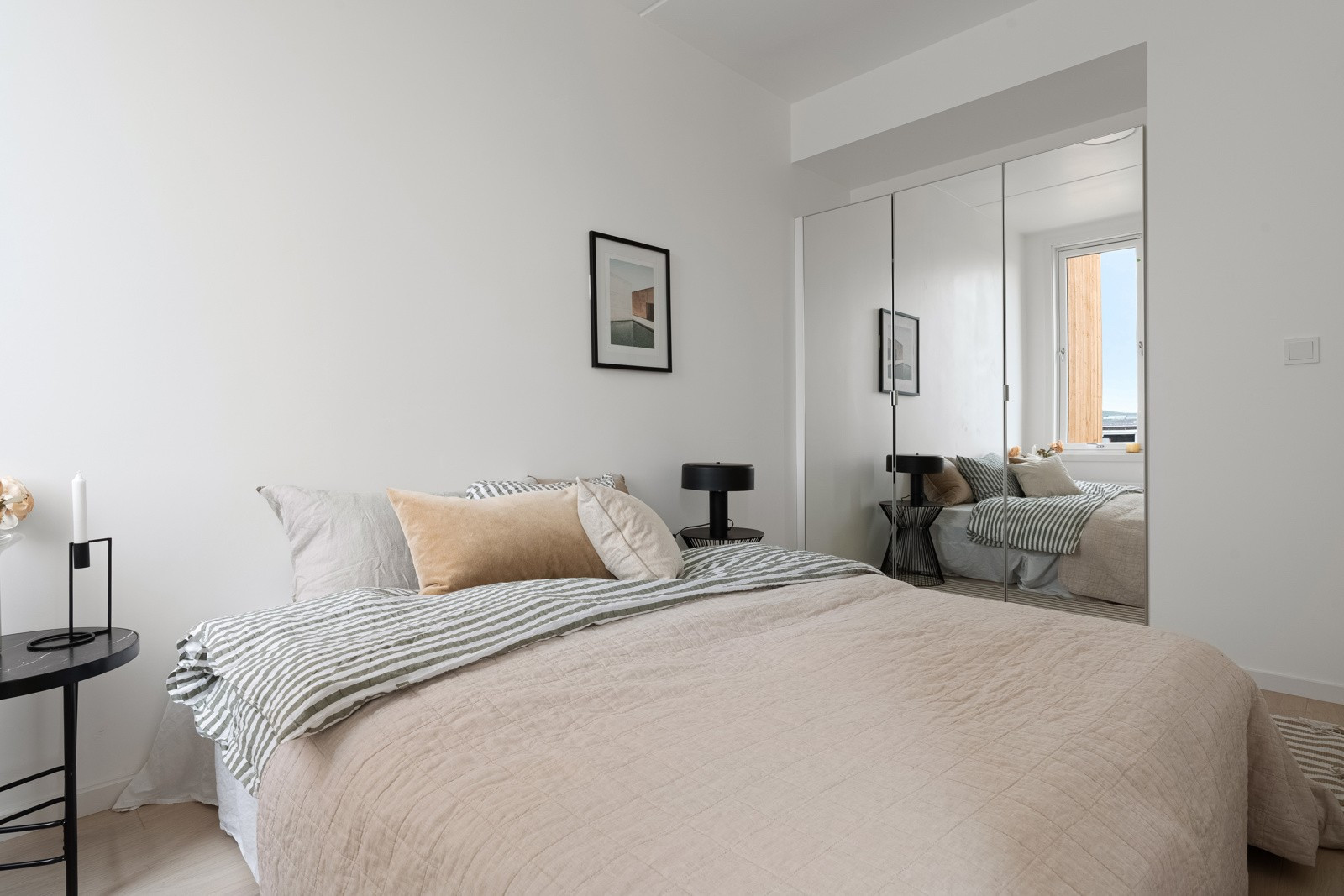 Romslig hovedsoverom med skyvedørsgarderobe som gir gode oppbevaringsmuligheter.