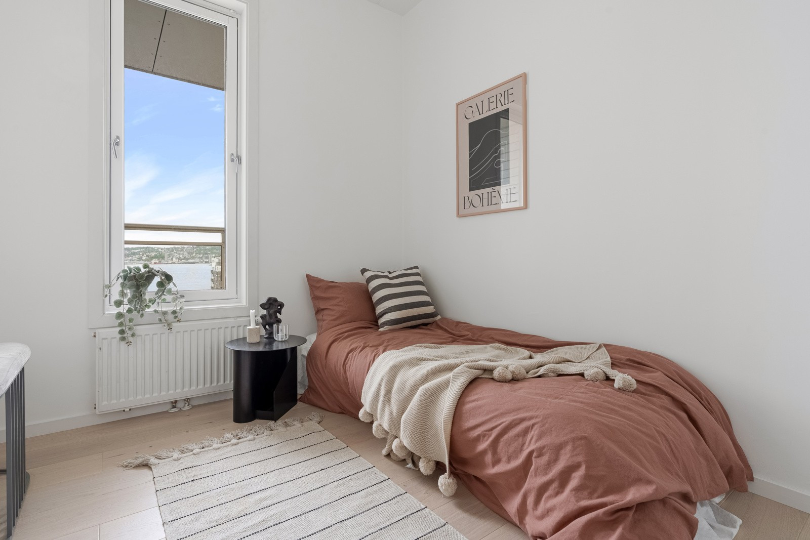 Et innbydende hovedsoverom som innbyr til rolige netter og gode morgener.