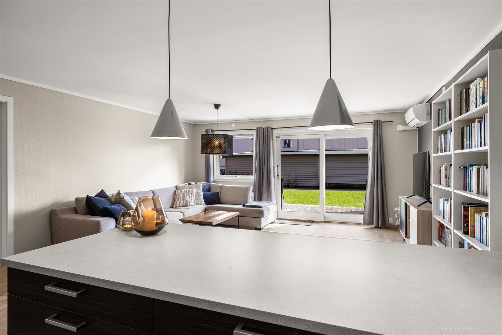 Det er praktisk kjøkkenøy med spiseplass Galleribilde