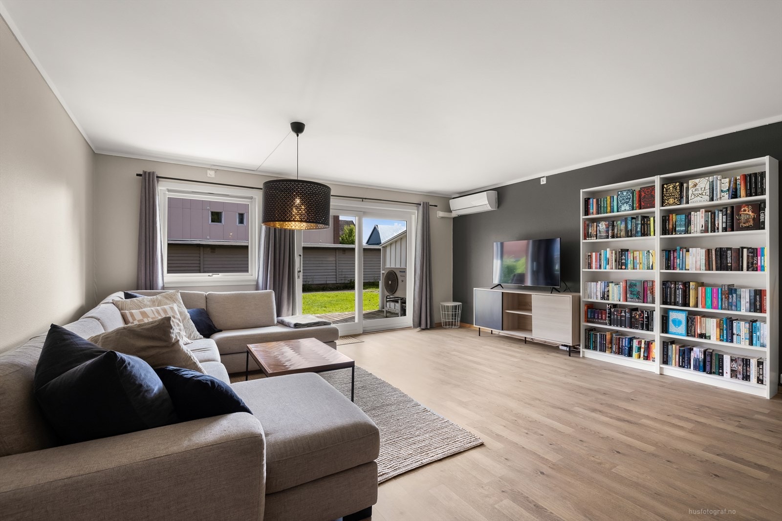 Stor og luftig stue, med store vindusflater, noe som gir deg godt med naturlig lys, Det er enkel tilgang på flott terrasse fra stua Galleribilde